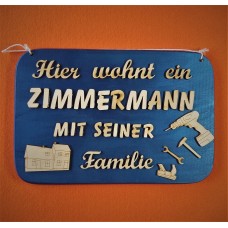 Holzbrett mit Spruch Hier wohnt ein Zimmermann mi seiner Familie