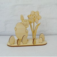 Bastelset. Kreativset Hase mit Ei im Arm