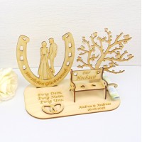 Personalisiertes Geldgeschenk zur Hochzeit aus Holz | Hufeisen Glücksbringer mit Brautpaar, Bank & Herzbaum